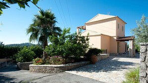 A two-story building with a stone pathway leading to the entrance. - Villa Lemonia (Corfu)