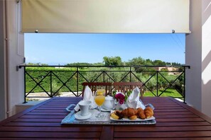 Outdoor dining - Villa Lemonia (Corfu)