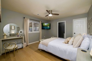 3 bedrooms, desk, iron/ironing board, travel cot