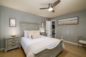 3 bedrooms, desk, iron/ironing board, travel cot - Fall Family Getaway- Pet Friendly, Huge Yard, Fire Pit (Coeur d`Alene)