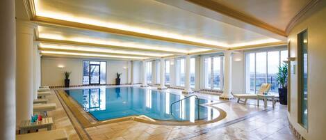 من حمّامات السباحة المغطاة