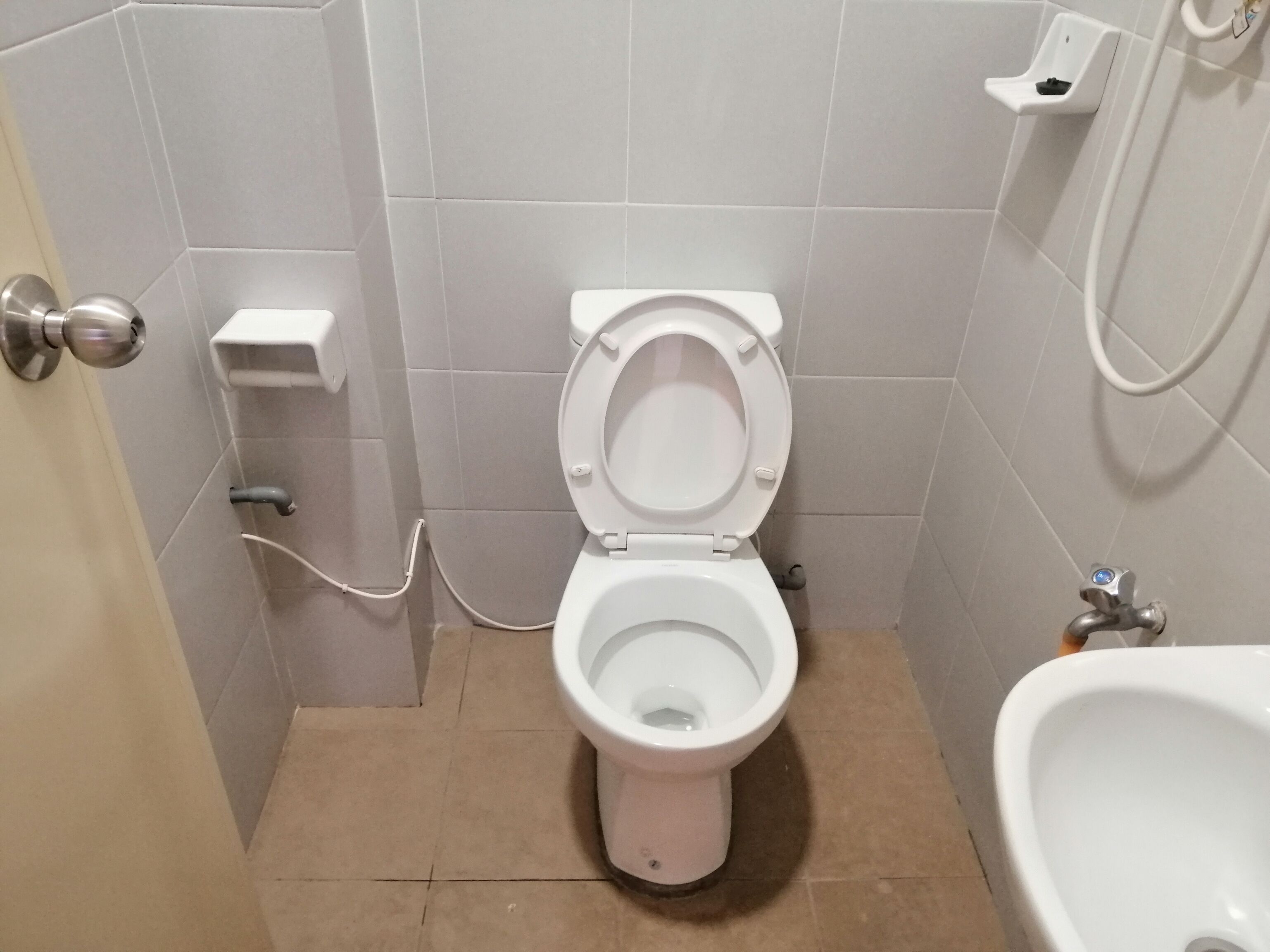 Ein kleines Badezimmer mit Toilette und Bidet.