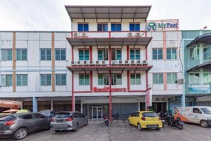 Exterior - Reddoorz Plus Near Kepri Mall (Batam)
