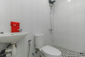 A bathroom with a white sink, toilet, and shower. - Reddoorz Plus Near Kepri Mall (Batam)