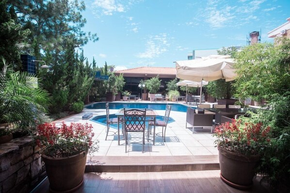 รับประทานอาหารกลางแจ้ง