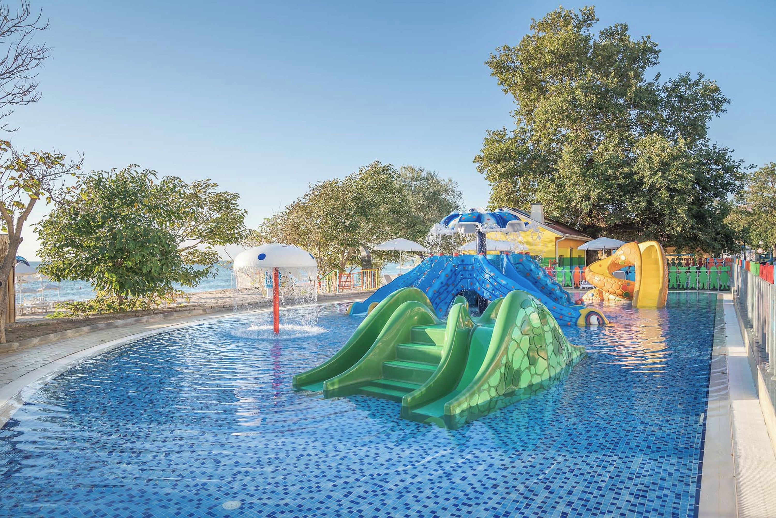 Un parque acuático con toboganes y piscina.