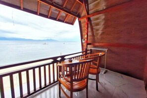 Outdoor dining - Road Beach Homestay (Penida Island)