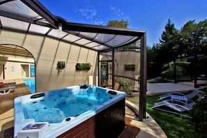 Outdoor spa tub - Grand Hotel de Sarlat (Sarlat-la-Canéda)
