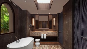 Un baño moderno con una bañera independiente, un espejo grande y un piso estampado.