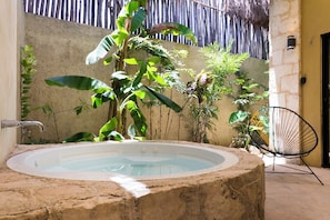 Outdoor spa tub