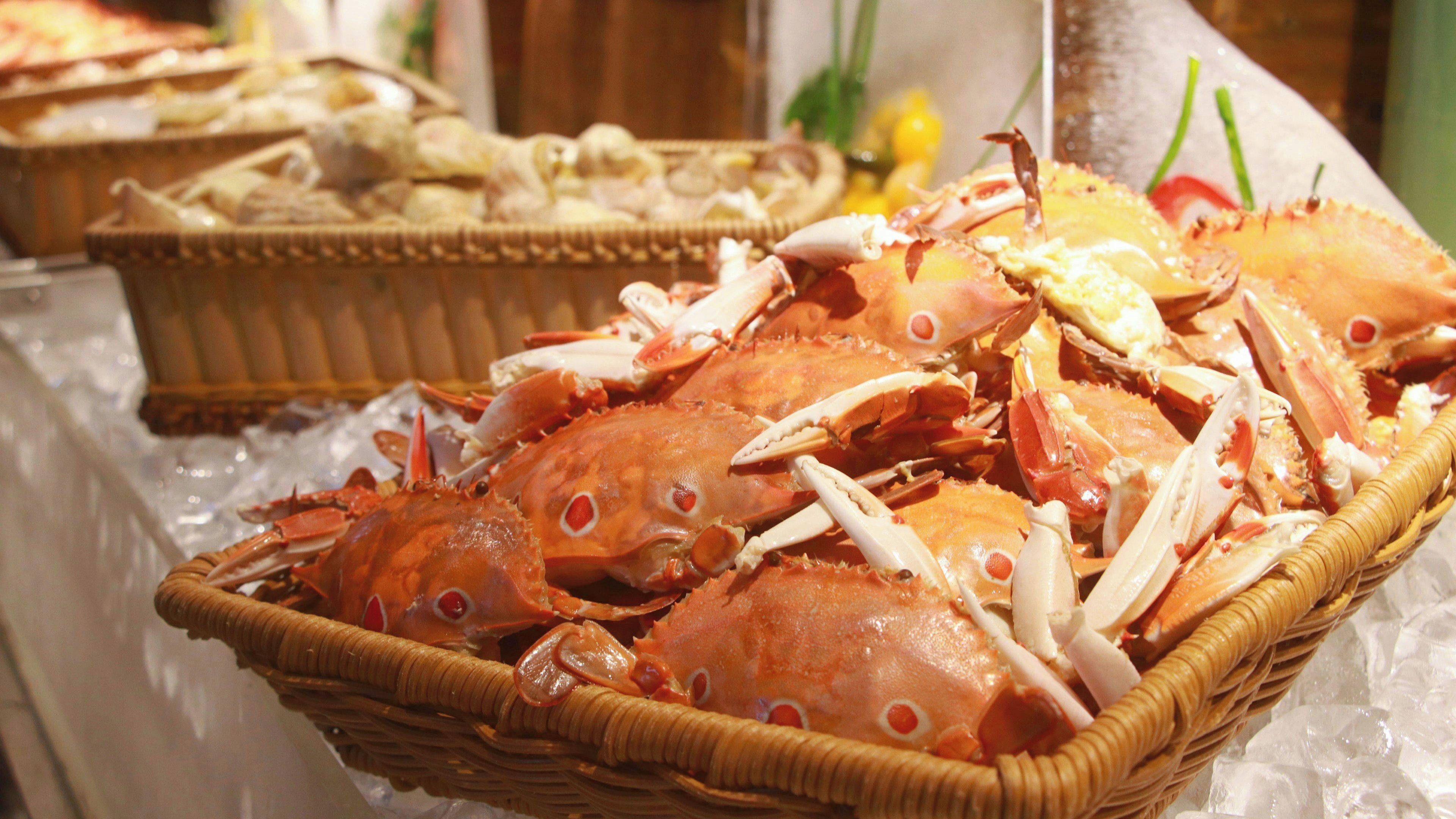 A basket of cooked crabs on ice.