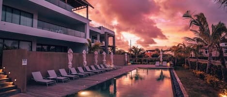 Hồ bơi ngoài trời