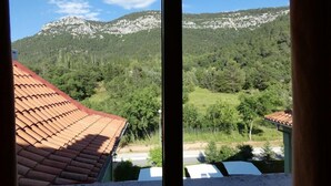 A view of a mountainous landscape with a red-tiled roof building in the foreground. - Rural Mountain Hotel - Cazorla (La Iruela)