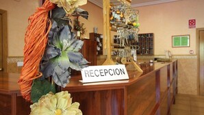 A reception desk with a sign reading "RECEPCION" in a hotel lobby. - Rural Mountain Hotel - Cazorla (La Iruela)