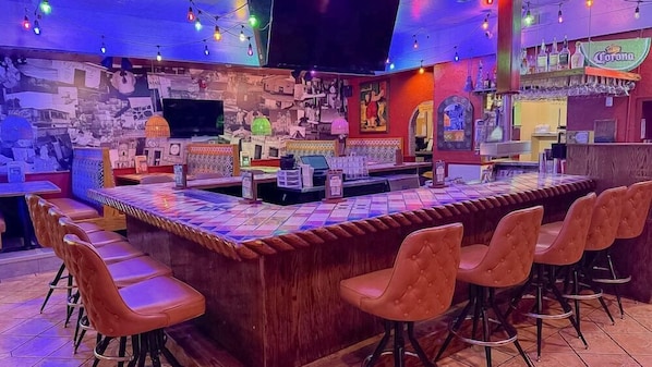 Bar (on property) - Holiday Inn Salem (Salem)