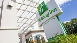 Μια πινακίδα του ξενοδοχείου Holiday Inn με ένα πράσινο λογότυπο, που βρίσκεται στην οδό Κιούαντίν.