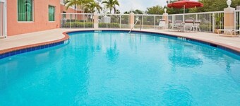 Holiday Inn Express & Suites Pembroke Pines-sheridan St