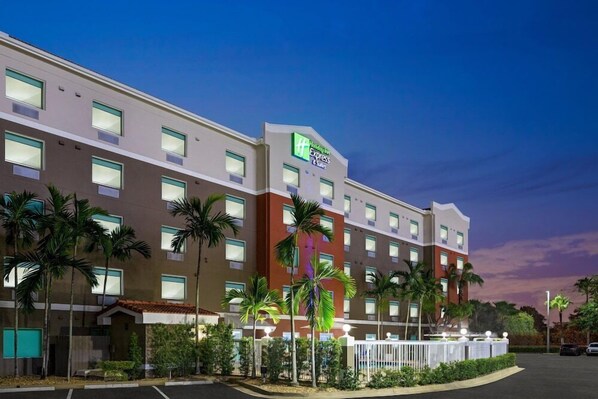 Exterior - Holiday Inn Express & Suites Pembroke Pines-sheridan St (Pembroke Pines)