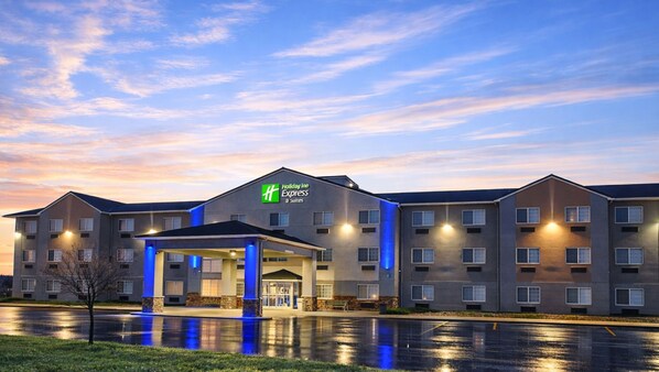 A Holiday Inn Express hotel with a modern design, featuring a covered entrance and multiple floors. - Holiday Inn Express & Suites Pierre-fort Pierre (Fort Pierre)