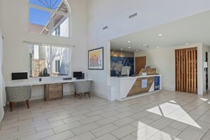 Lobby - Holiday Inn Express & Suites Torrington (Torrington)
