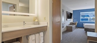 Holiday Inn Express & Suites Torrington