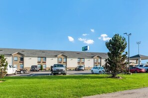 Exterior - Holiday Inn Express London-i-70 an IHG Hotel (London)