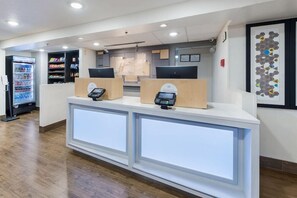 Lobby - Holiday Inn Express London-i-70 an IHG Hotel (London)