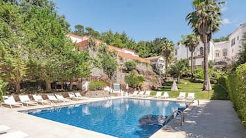 Piscina coberta i piscina a l'aire lliure