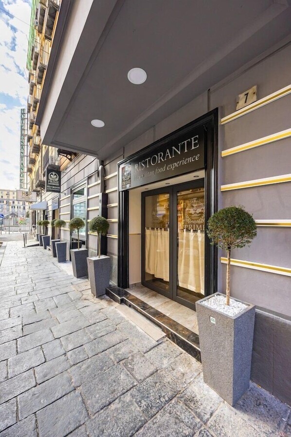 A restaurant with a modern facade, a clear entrance, and a number 7 on the wall. - Sant Angelo Hotel (Naples)