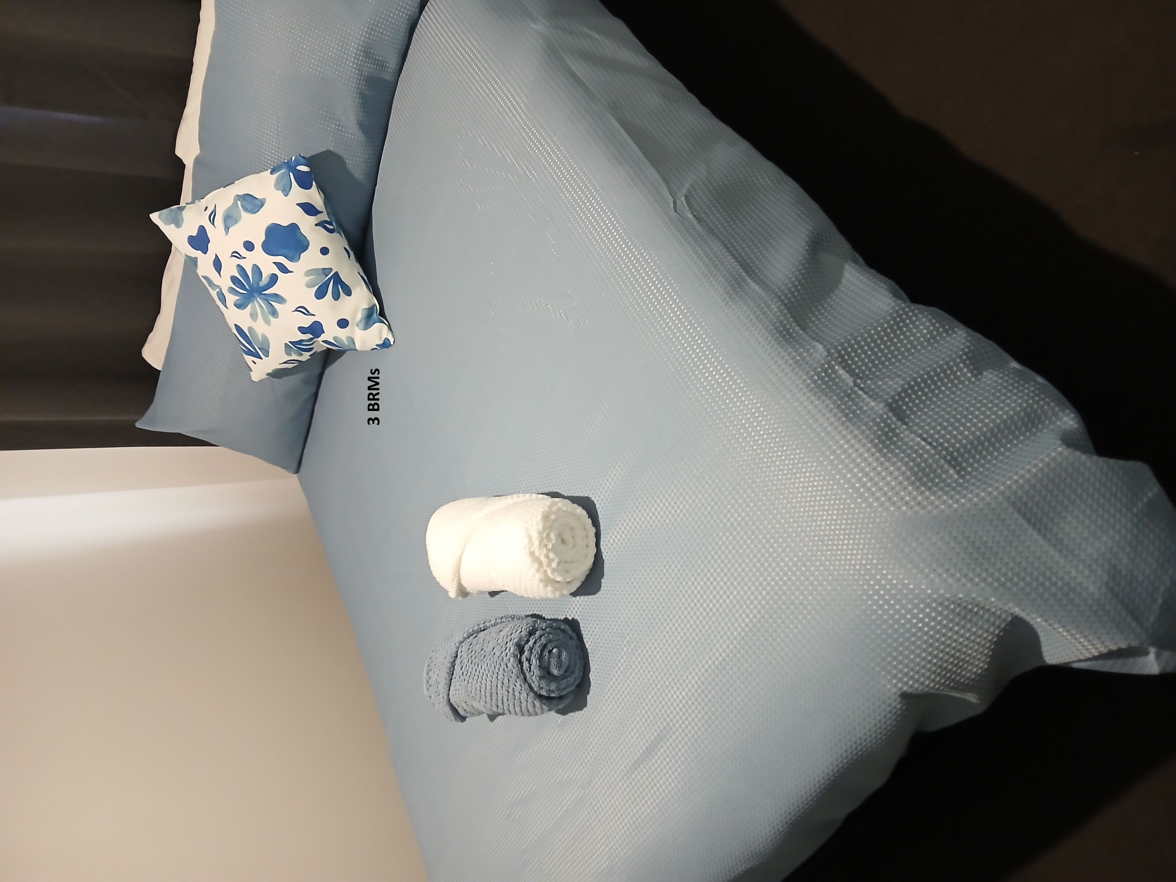 3 عدّة غرف نوم ومكواة/لوح كي وملاءات أسرّة