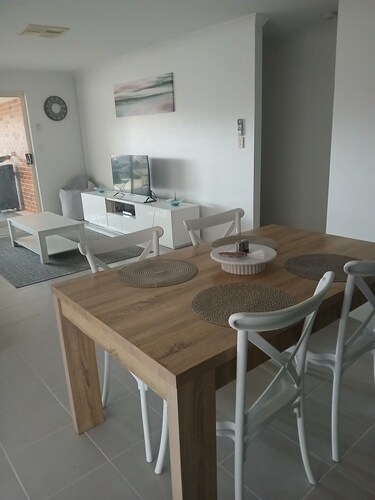 Modern Pet friendly 3x2 house, on the doorstep of the sparkling Murray River.