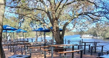 Modern Pet friendly 3x2 house, on the doorstep of the sparkling Murray River.