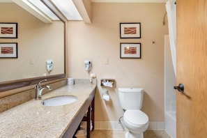 Bathroom - Comfort Inn and Suites Black River Falls I-94 (Black River Falls)