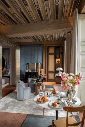 Dining - Cour des Vosges (Paris)