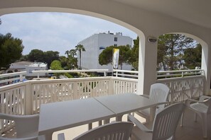 Outdoor dining - Seth Mestral & Llebeig (Es Migjorn Gran)