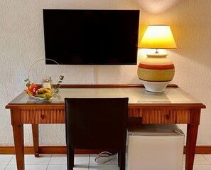 A wooden desk with a television, a lamp, and a fruit bowl. - Atlantico Centro (Santa Cruz de Tenerife)