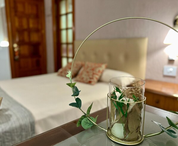 A glass vase with dried flowers on a table in a hotel room. - Atlantico Centro (Santa Cruz de Tenerife)