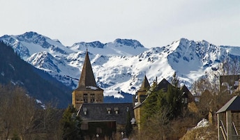 Un pueblo de montaña con una iglesia y casas.