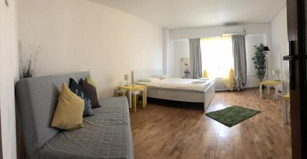 Room - Hats (Bucharest)