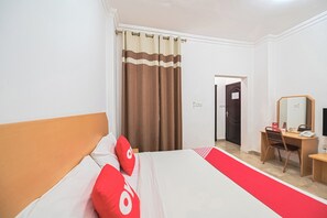 A hotel room with a bed, a desk, a chair, and a mirror. - Oyo 117 Majestic Hotel (Muscat)