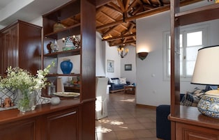 Un espacio habitable amplio con muebles de madera, una mesa de comedor y un sofá.