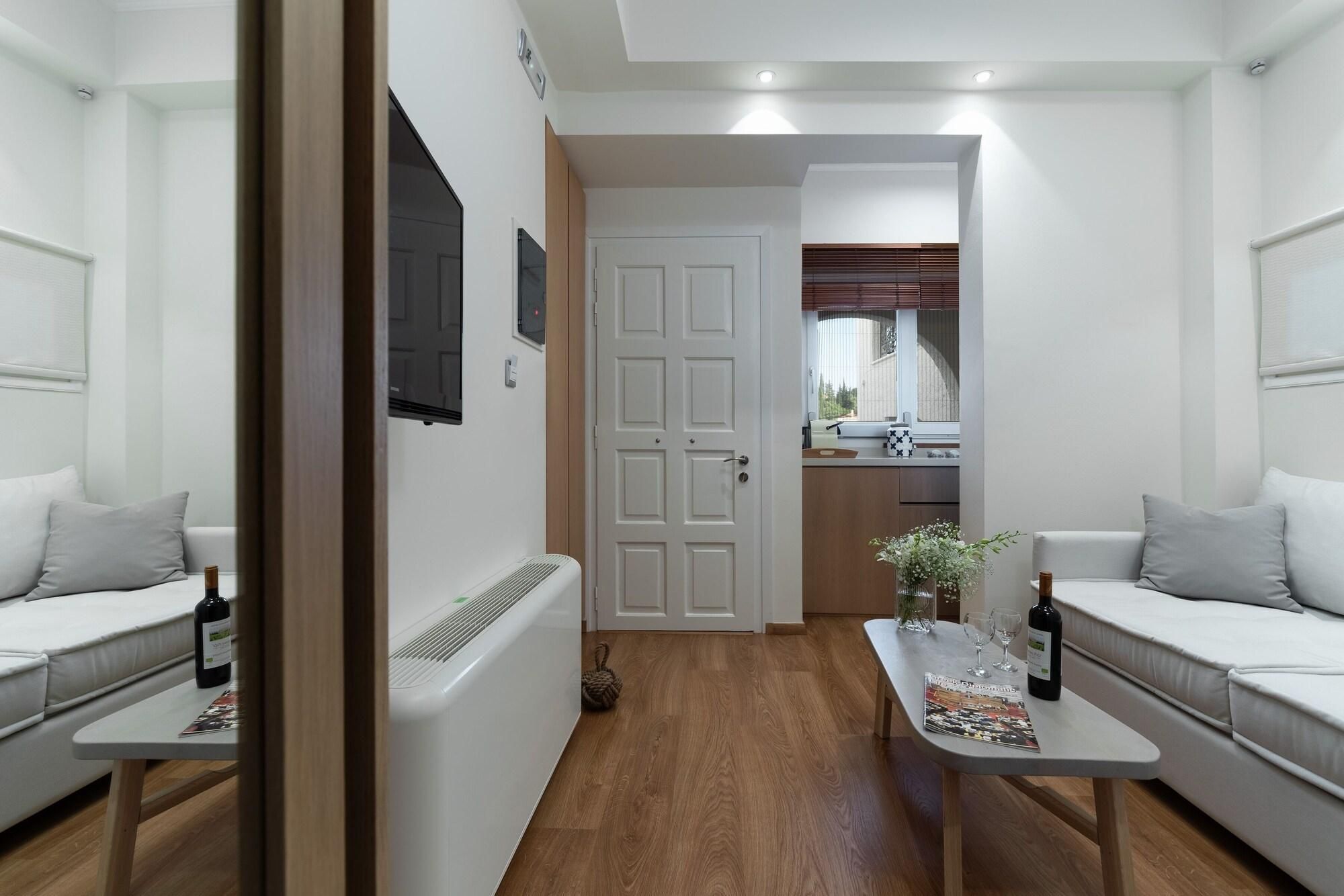 Una sala de estar moderna con un sofá, una mesa de centro y una puerta que da a la cocina.