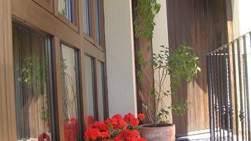 تفاصيل الفندق من الخارج