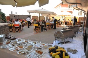 รับประทานอาหารกลางแจ้ง