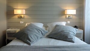A hotel room with a bed, two bedside tables, and wall-mounted lamps. - Logis Hotel Le Faisan Dore Rest. La Table De Catherine (Écouché-les-Vallées)