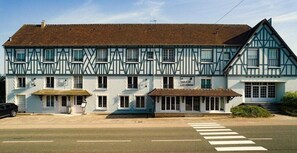 Exterior - Logis Hotel Le Faisan Dore Rest. La Table De Catherine (Écouché-les-Vallées)