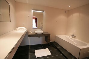 Bathroom - Logis Hotel Le Faisan Dore Rest. La Table De Catherine (Écouché-les-Vallées)