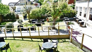 A patio area with outdoor seating and a view of the surrounding neighborhood. - Hotel Des Sables Dor (Cucq)