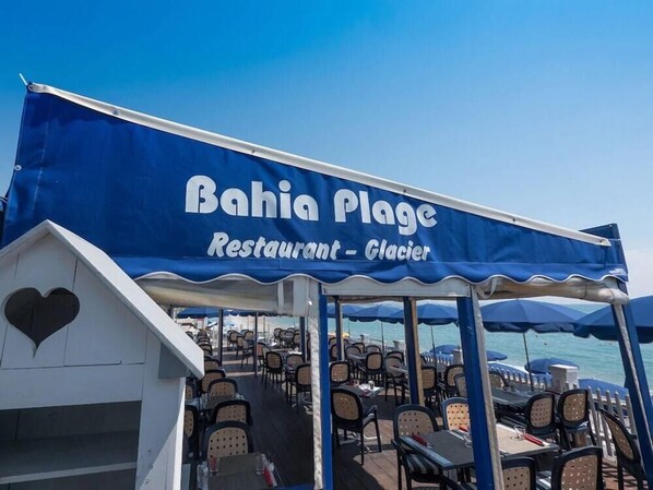 Bahia Plage, restaurant et glacier, propose des places assises en plein air et offre une vue sur la mer.