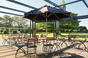 Outdoor dining - Croydon Lodge Hotel (Croydon)